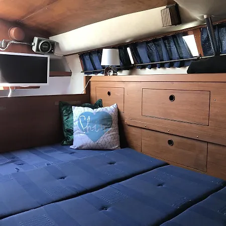 Botel Dream Boat *